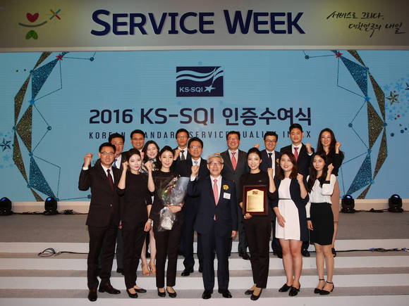 ▲ 2016년 KS-SQI 호텔부문 1위를 4년 연속 수상한 호텔롯데의 송용덕 대표이사 사장과 임직원들이 기념 사진을 촬영하고 있다.ⓒ롯데호텔