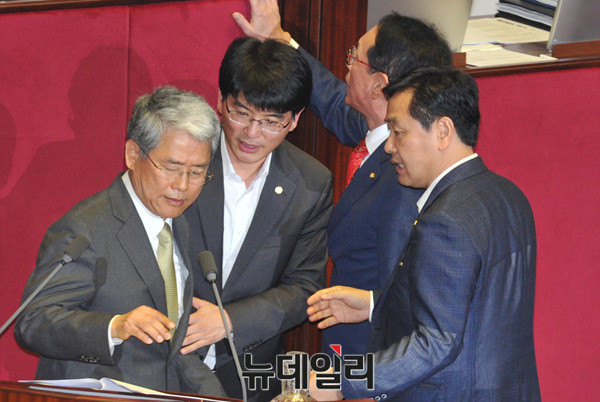 ▲ 국민의당 김동철 의원이 대정부 질의 도중 대전시민 바하발언을 하자 동료 국회의원들이 김 의원을 진정시키고 있다.ⓒ뉴데일리 DB
