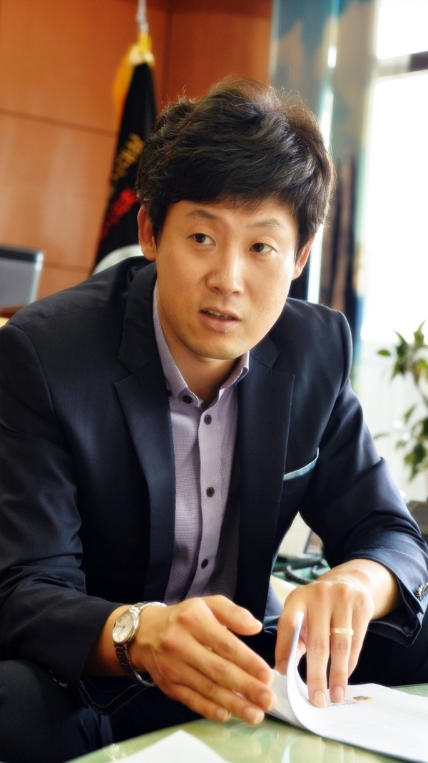 ▲ 고준일 세종시 의장이 지난 5일 뉴데일리 기자와 의장실에서 인터뷰하고 있다.ⓒ세종시의회