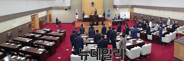 ▲ 7일 개회한 충북도의회 후반기 첫 임시회에서 의원들이 국민의례를 하고 있다.ⓒ김종혁 기자