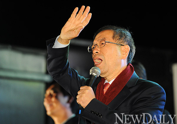 ▲ 박원순 시장의 모습. '자유와 통일을 향한 변호사 연대'는 7일 논평을 통해 박원순 시장의 '청년수당' 사업에 위법적인 부분이 있다며 즉각 중단을 촉구했다. ⓒ뉴데일리 DB