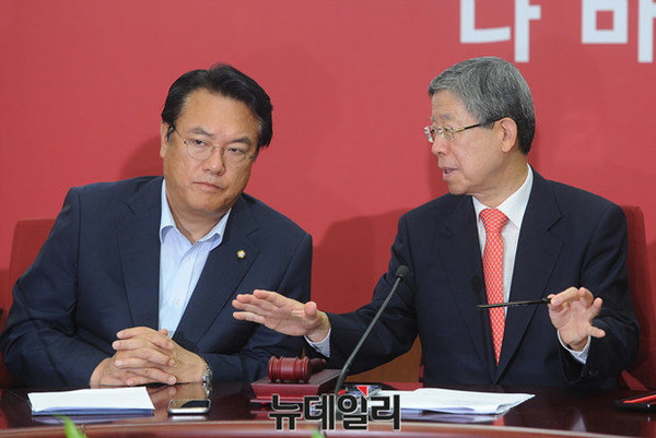 ▲ 새누리당 김희옥 혁신비상대책위원장(오른쪽)과 정진석 원내대표(왼쪽). 두 사람은 한 목소리로 "고위 당·정·청 회의를 통해 우리 경제와 고단한 삶을 챙겨야 한다"고 언급했다. ⓒ뉴데일리 정재훈 기자