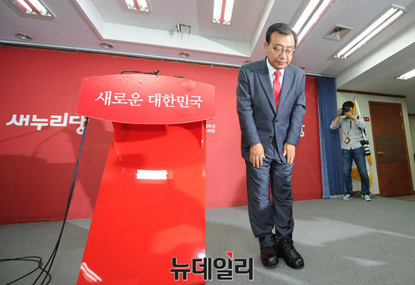 ▲ 새누리당 이정현 의원이 7일 오전 서울 여의도 당사에서 8·9 전당대회 출마 선언을 마친 직후, 국민과 당원을 향해 고개를 숙여 인사하고 있다. ⓒ뉴데일리 정재훈 기자