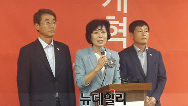 ▲ 7일 새누리당 충북도의회 후반기 의장 후보로 선출된 김양희 의원(가운데)과 의장단이 인사말을 하고 있다.ⓒ김종혁 기자