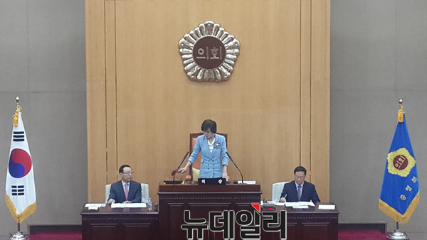 ▲ 7일 10대 충북도의회 후반기 의장으로 선출된 김양희 의장이 첫 의사봉을 들고 있다.ⓒ김종혁 기자