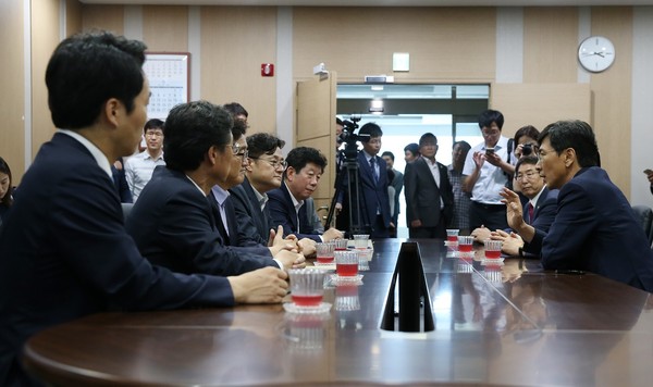▲ 안희정 충남도지사가 국회 산자위원들을 당진에서 만나 지난 6일 발표한 충남도의 대정부 5대 제안에 대해 설명하고 있다.ⓒ충남도
