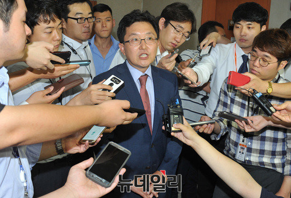 ▲ 새누리당 김용태 의원이 같은 당 서청원 의원을 향해 