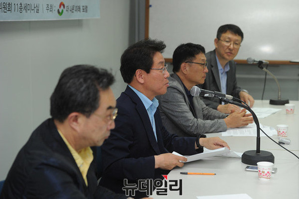▲ 이날 토론회에는 최승노 자유경제원 부원장이 발제를 맡고(왼쪽 두번째) 신현종 송산학원 이사장(맨 왼쪽), 김영삼 학부모가 토론자(왼쪽 세번째)로 나섰다.