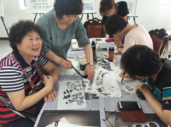 ▲ 지난 4일 기장시장 상인교육장에서 상인들을 대상으로 캘리그라피 교육이 이루어지고 있다ⓒ기장군