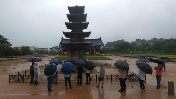 ▲ 충남 부여정림사지 팸투어 장면.ⓒ백제세계유산센터
