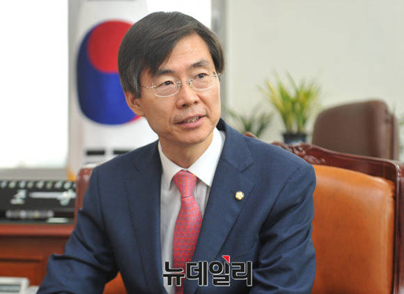 ▲ 조경태 국회 기획재정위원장이 뉴데일리경제와의 인터뷰를 하고 있다. ⓒ 뉴데일리 이종현 기자