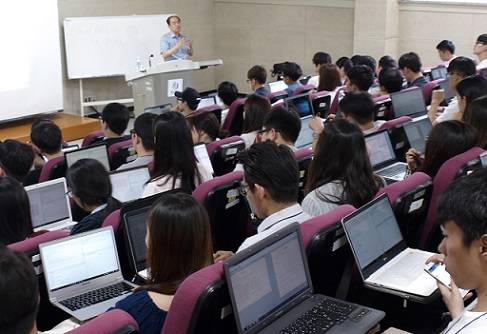 ▲ 지난달 25일 제주대학교에서 진행된 '2016 NIMS-SKKU 빅데이터 Summer School'에서 성균관대 학생 등이 박형주 국가수리과학연구소 소장의 강연을 듣고 있다. ⓒ성균관대