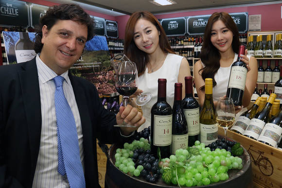 ▲ 7일 오전 서울 한강로 이마트 용산점에서 모델들이 남미를 대표하는 와인 '코노 수르'를 선보이고 있다. ⓒ이마트