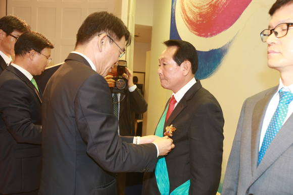 ▲ 7일 서울 The-K 호텔에서 열린 제25회 도로의 날 기념행사에서 김학송 한국도로공사 사장이 건설 산업 부흥 등에 기여한 공로를 인정받아 금탑산업훈장을 받고 있다.ⓒ도로공사