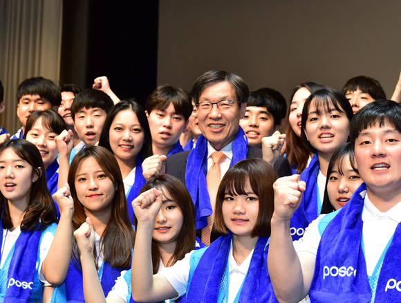 ▲ 포스코는 전국 60여개 대학에서 선발된 100명의 대학생으로 10기 포스코 대학생봉사단 '비욘드'를 구성하고 7일 포스코센터에서 발대식을 개최했다.ⓒ포스코