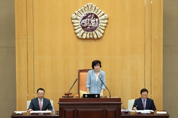 ▲ 김양희 충북도의장이 7일 의장에 당선된 이후 의장석에서 의원들에게 인사말을 하고 있다.ⓒ충북도의회