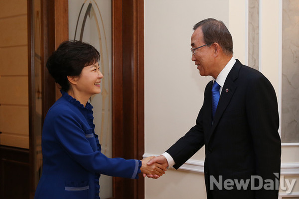 악수를 나누고 있는 박근혜 대통령과 반기문 유엔 사무총장. ⓒ뉴데일리