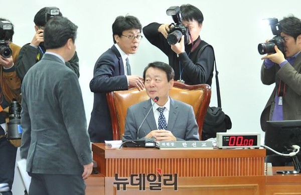 ▲ 새누리당 한선교 의원(사진 가운데)이 8·9 전당대회 출마 의사를 공식화하며, 당내 강성 친박과 비박을 싸잡아 비판했다. ⓒ뉴데일리 이종현 기자