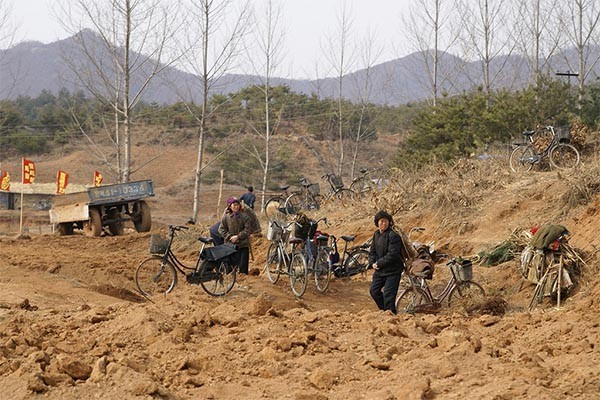 ▲ 북한 국가보위부와 인민보안부가 최근 '강제노동인력' 부족을 이유로 주민들을 마구잡이로 체포하고 있다고 한다. 사진은 강제노력동원된 주민들. ⓒ北인권매체 '리버티 헤럴드' 보도화면 캡쳐
