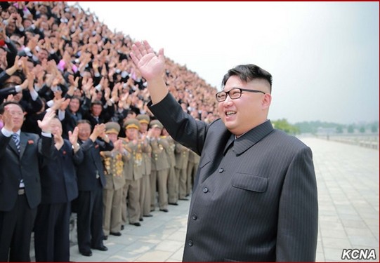 ▲ 북한 김정은이 1984년 1월 8일생이며 올해 33살인 것으로 확인됐다. 사진은 무수단 중거리 미사일(화성-10호) 시험 발사에 기여한 관계자들과 함께 기념촬영을 하고 있는 김정은의 모습.ⓒ北선전매체 홈페이지 캡쳐