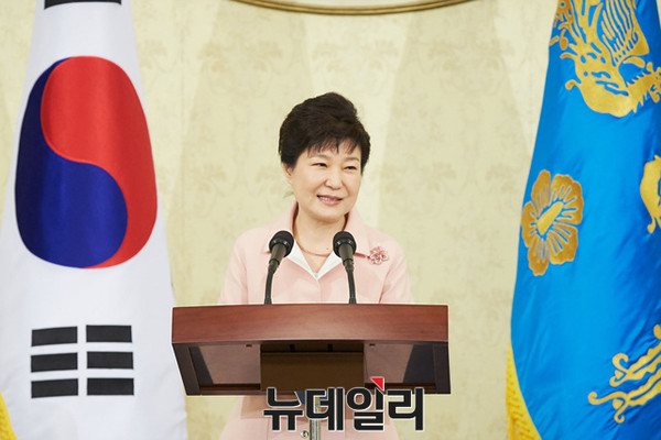 ▲ 박근혜 대통령이 8일 청와대에서 열린 새누리당 지도부 및 의원들과의 오찬간담회에서 인사말을 하고 있다. ⓒ뉴데일리