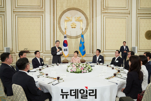 ▲ 새누리당 김희옥 혁신비대위원장이 8일 박근혜 대통령 초청 의원 오찬간담회에서 인사말을 하고 있다. ⓒ뉴데일리