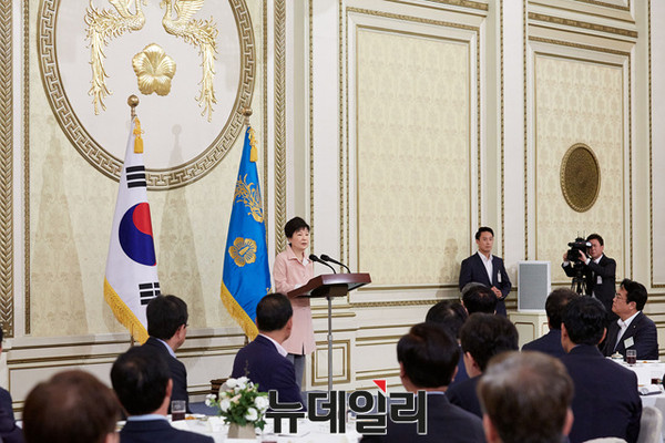▲ 박근혜 대통령이 8일 청와대에서 열린 새누리당 지도부 및 의원들과의 오찬간담회에서 인사말을 하고 있다. ⓒ뉴데일리