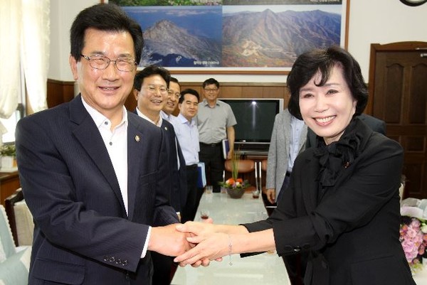 ▲ 8일 맞손을 잡은 이시종 충북도지사(왼쪽)와 김양희 충북도의장.ⓒ충북도