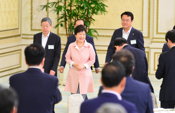 ▲ 박근혜 대통령이 8일 청와대에서 열린 새누리당 국회의원단 초청 오찬에서 정진석 원내대표, 김희옥 비상대책위원장과 함께 입장하고 있다. ⓒ청와대 사진공동취재단