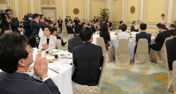 ▲ 박근혜 대통령이 8일 청와대에서 열린 새누리당 국회의원단 초청 오찬에서 인사말을 마치자 유승민 의원이 박수를 치고 있다. ⓒ청와대 사진공동취재단