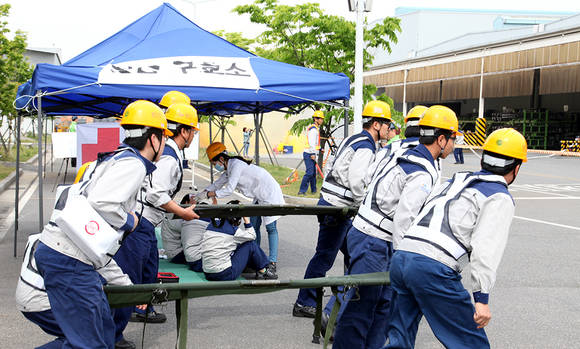 ▲ 두산인프라코어 군산공장 직원들이 협력사 직원들과 함께 비상사태 대응훈련을 하고 있다.ⓒ두산인프라코어