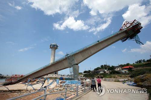 ▲ 기울어진 칠산대교 상판.ⓒ연합뉴스