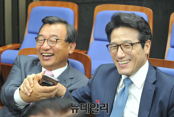 ▲ 새누리당 정병국 의원(사진 오른쪽)이 10일 오전 서울 여의도 당사에서 출마 기자회견을 갖고 8·9 전당대회 당대표 경선 출마를 공식화했다. 사진은 지난 6일 국회에서 열린 의원총회에서 마찬가지로 8·9 전당대회 당대표 출마를 선언한 이정현 의원과 손을 맞잡고 파안대소하고 있는 모습. ⓒ뉴데일리 이종현 기자