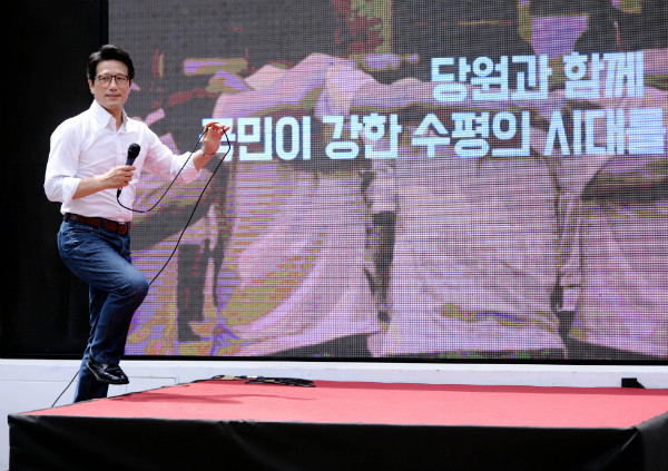 ▲ 새누리당 정병국 의원이 10일 오전 서울 여의도 당사에서 8·9 전당대회 당대표 경선 출마를 선언한 직후 열린, 중앙당사 앞 네거리에서 당원 800여 명이 모인 가운데 진행된 출정식 연설을 위해 단상 위에 오르고 있다. ⓒ뉴시스 사진DB