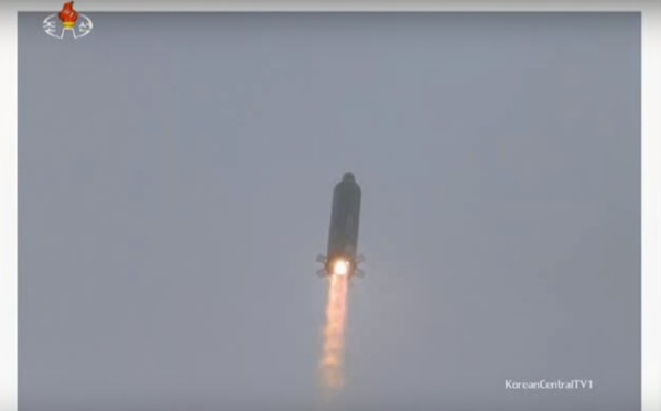 ▲ 11일 북한의 인민군 총참모부 포병국은 한반도 내 '사드(THAAD)' 배치 결정과 관련해 '물리적 대응'을 운운하며 경고의 메시지를 보냈다. 사진은 북한의 무수단 중거리 미사일(화성-10) 시험발사 모습.ⓒ北선전매체 영상 캡쳐