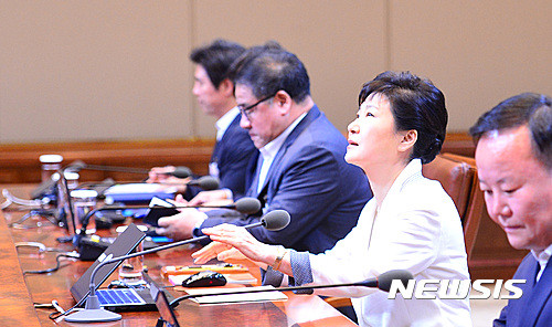 ▲ 박근혜 대통령이 11일 오전 청와대 집현실에서 열린 수석 비서관회의에서 모두발언 전 잠시 위를 올려다보고 있다. ⓒ뉴시스