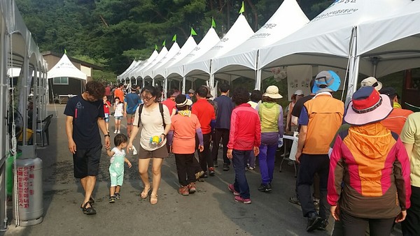 ▲ 고령군이 지역 우수 농·특산물 홍보 및 판매촉진을 위한 농산물 직거래 토요장터 행사를 개최한다.ⓒ고령군 제공