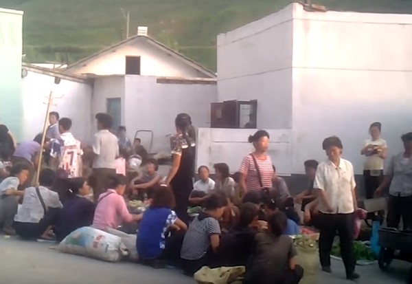 ▲ 최근 북한 시장관리원들이 대부분 힘 있는 간부들의 아내로 교체돼 장사꾼들에게 횡포를 부려 주민들의 원성을 사고 있는 것으로 알려졌다. 사진은 북한 장마당 모습.ⓒ갈렙선교회 유튜브 영상 캡쳐