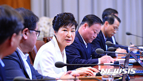 ▲ 박근혜 대통령이 11일 오전 청와대 집현실에서 열린 수석 비서관회의를 주재하며 모두발언을 하고 있다. ⓒ뉴시스