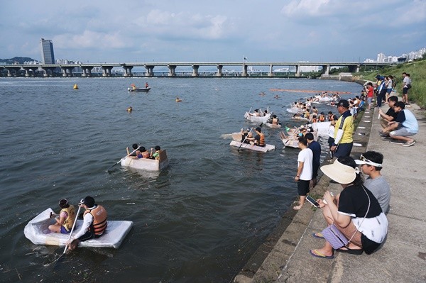 ▲ '한강 종이배 경주대회' 모습. ⓒ서울시 제공