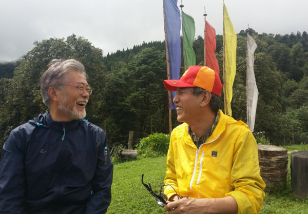 ▲ 더불어민주당 문재인 전 대표와 박범신 소설가.ⓒ박범신 씨 트위터