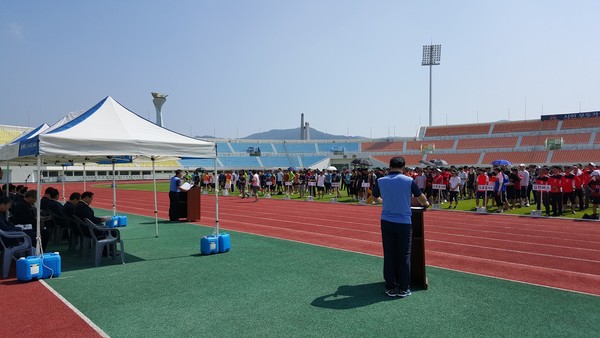 ▲ 제10회 김천시장기 축구대회가 10일 축구동호인의 열띤 참여 속에 10일 폐회했다.ⓒ김천시 제공