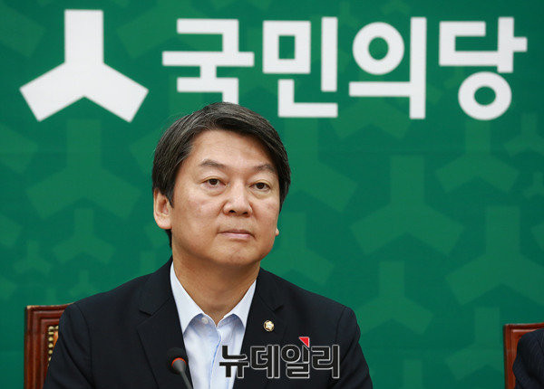 ▲ 국민의당 안철수 전 상임공동대표가 영장실질심사를 앞둔 김수민-박선숙 의원에 대한 질문 공세에 침묵으로 일관했다. ⓒ뉴데일리 이종현 기자