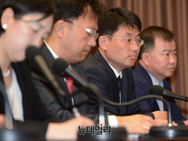 ▲ 기자회견에 참석한 자변 변호사 ⓒ 뉴데일리 정상윤