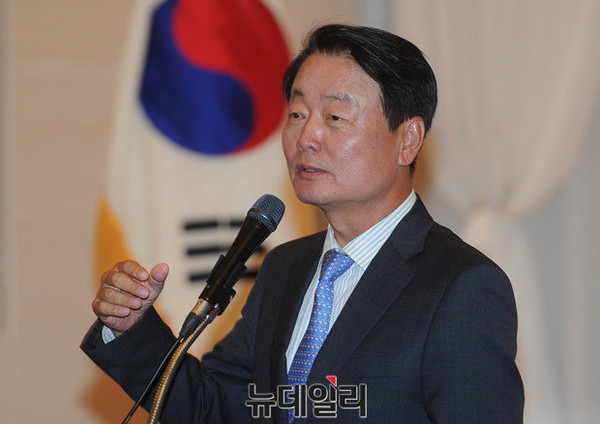 ▲ 새누리당 한선교 의원이 11일 오후 서울 여의도 중소기업중앙회관에서 열린 새누리당 원외당협위원장협의회 전체회의에 참석해 상향식 공천으로 4년 동안 관리한 지역구를 억울하게 넘겨주는 일이 없도록 하겠다고 약속하고 있다. ⓒ뉴데일리 정재훈 기자