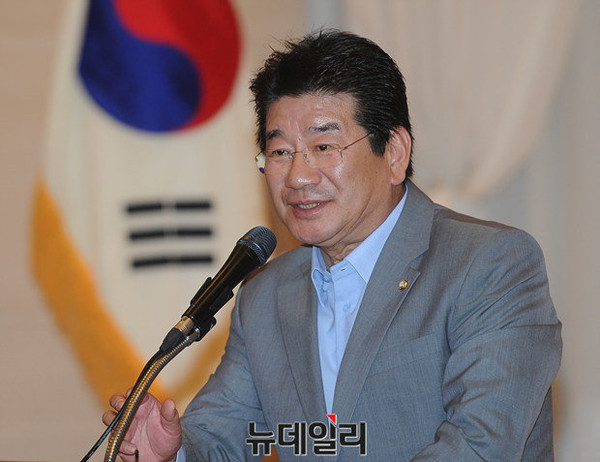 ▲ 새누리당 강석호 의원이 11일 오후 서울 여의도 중소기업중앙회관에서 열린 새누리당 원외당협위원장협의회 전체회의에 참석해 최고위원이 되면 원내외 연석회의를 자주 열겠다고 공언하고 있다. ⓒ뉴데일리 정재훈 기자