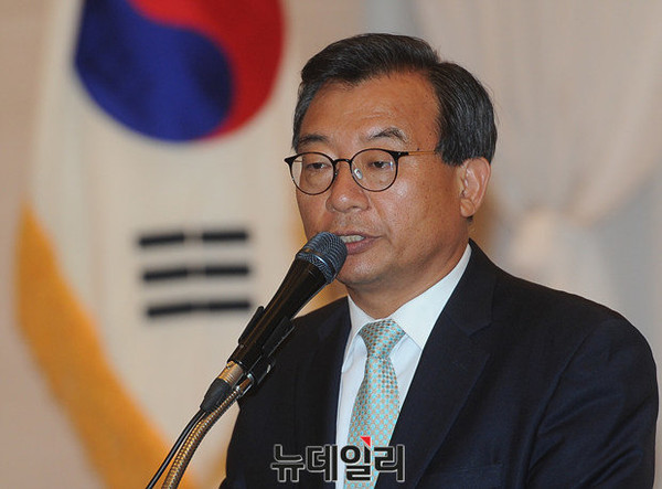 ▲ 새누리당 이정현 의원이 11일 오후 서울 여의도 중소기업중앙회관에서 열린 새누리당 원외당협위원장협의회 전체회의에 참석해 원외당협위원장들의 전문성을 살릴 수 있는 섀도 캐비닛을 구성하겠다고 약속하고 있다. ⓒ뉴데일리 정재훈 기자