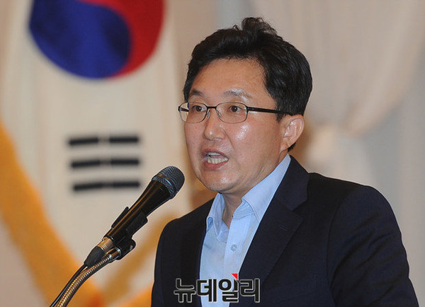 ▲ 새누리당 김용태 의원이 11일 오후 서울 여의도 중소기업중앙회관에서 열린 새누리당 원외당협위원장협의회 전체회의에 참석해 원외당협위원장도 자유롭게 자신의 목소리를 낼 수 있는 정당 분위기를 만들어가겠다고 약속하고 있다. ⓒ뉴데일리 정재훈 기자