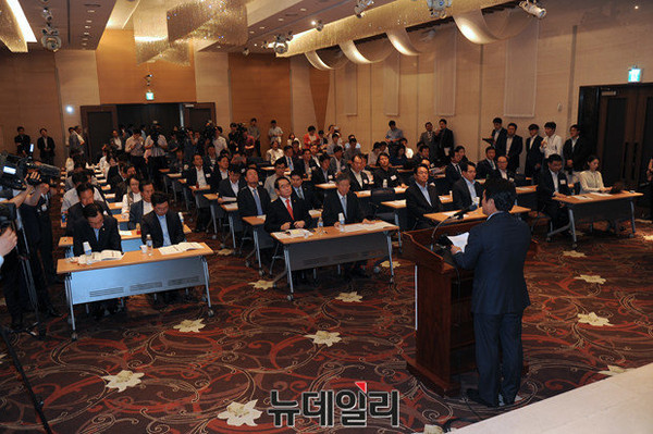 ▲ 세누리당의 원외위원장들이 11일 서울 여의도에 있는 중소기업 중앙회에 모여 총선 패배의 원인을 짚고 대안을 제시하는 시간을 가졌다. 이 자리에는 전당대회에 참석하는 위원들은 물론 당 지도부도 참석해 눈길을 끌었다. ⓒ뉴데일리 정재훈 기자