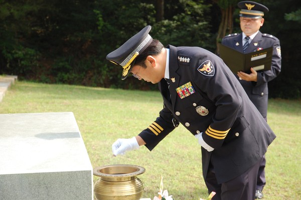 ▲ 11일 취임식을 가진 김호승 보령경찰서장이 경찰충혼탑에서 참배하고 있다.ⓒ보령경찰서